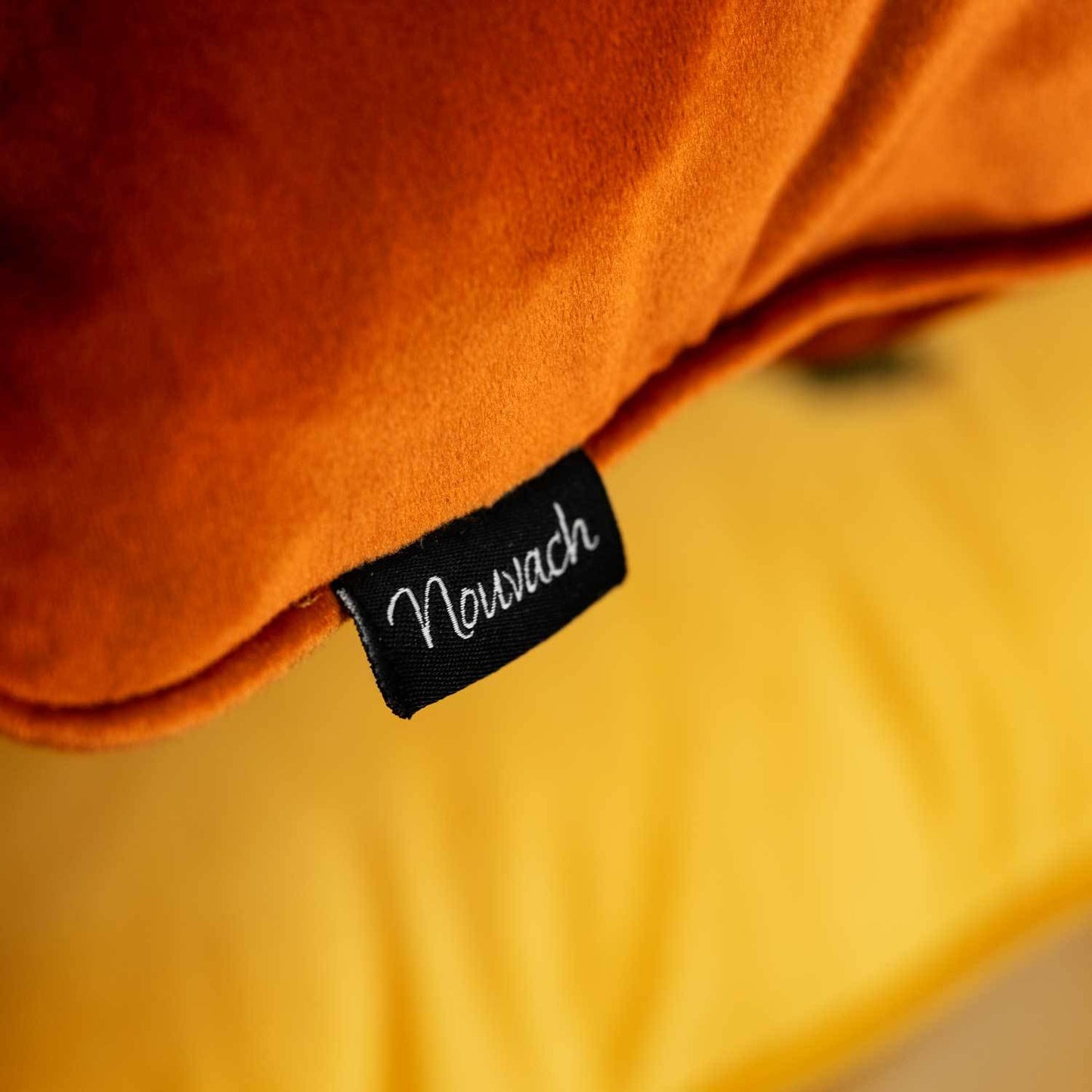 roströd kuddfodral i sammet med nouvach logga