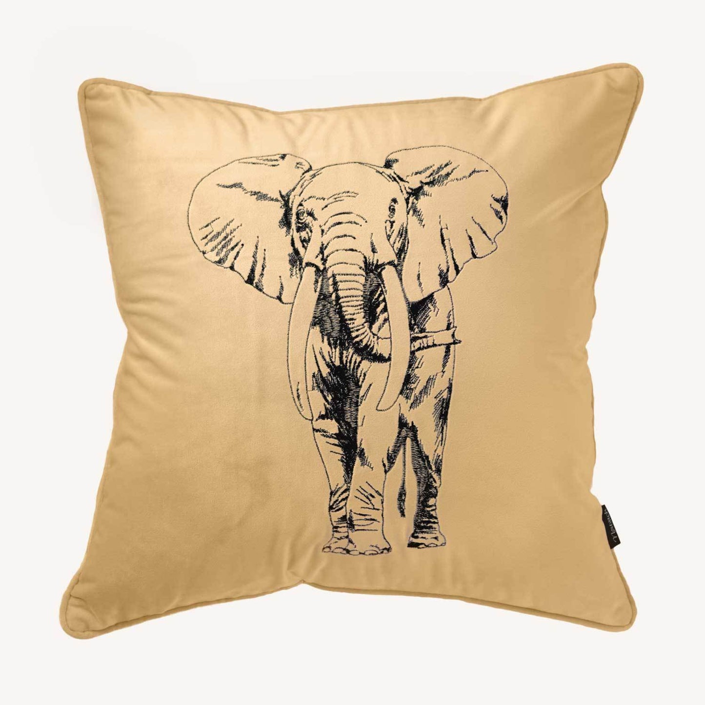 ljus beige kuddfodral i sammet med motiv på en elefant och storlek 45x45cm