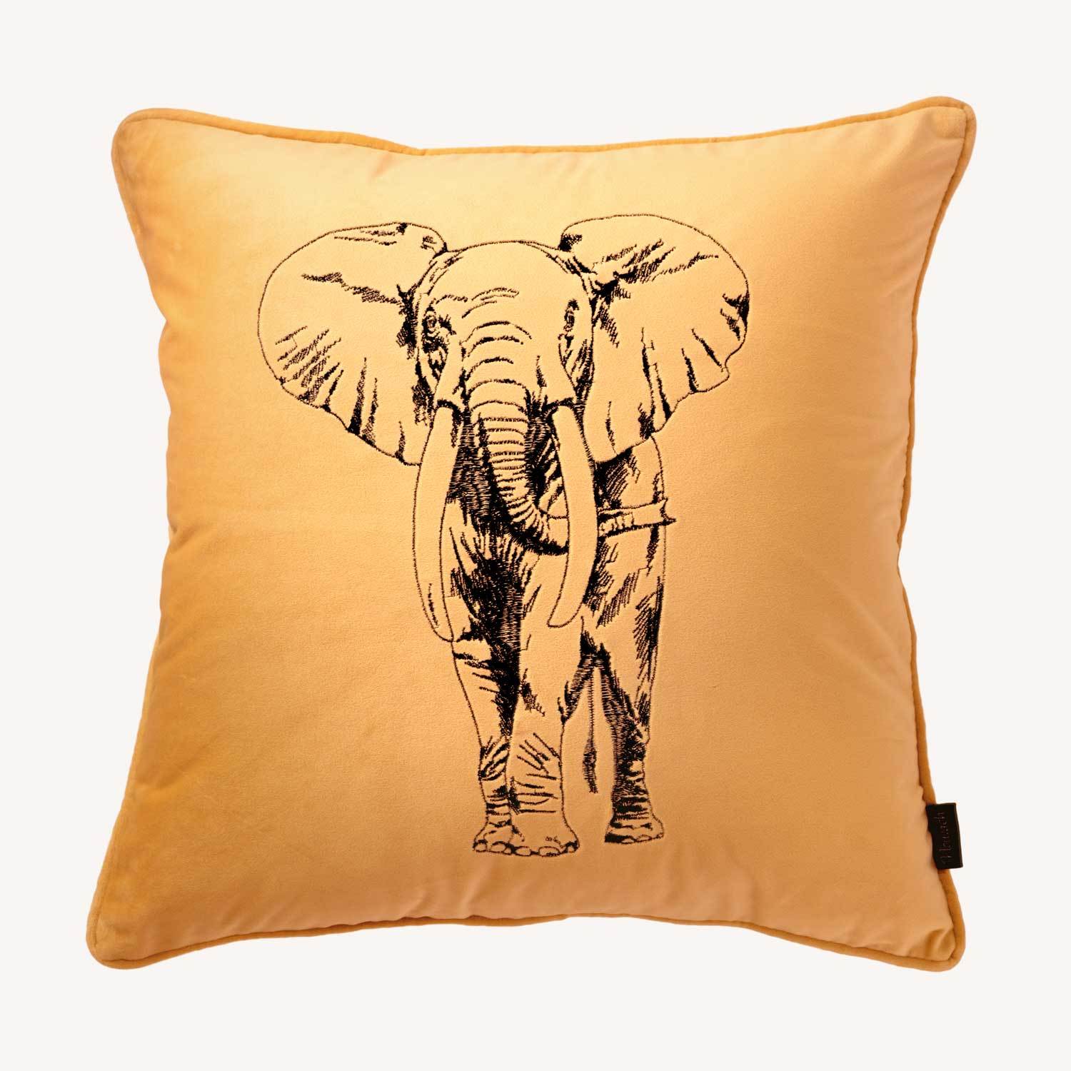 ljus gult kuddfodral i sammet med motiv på en elefant och storlek 45x45cm