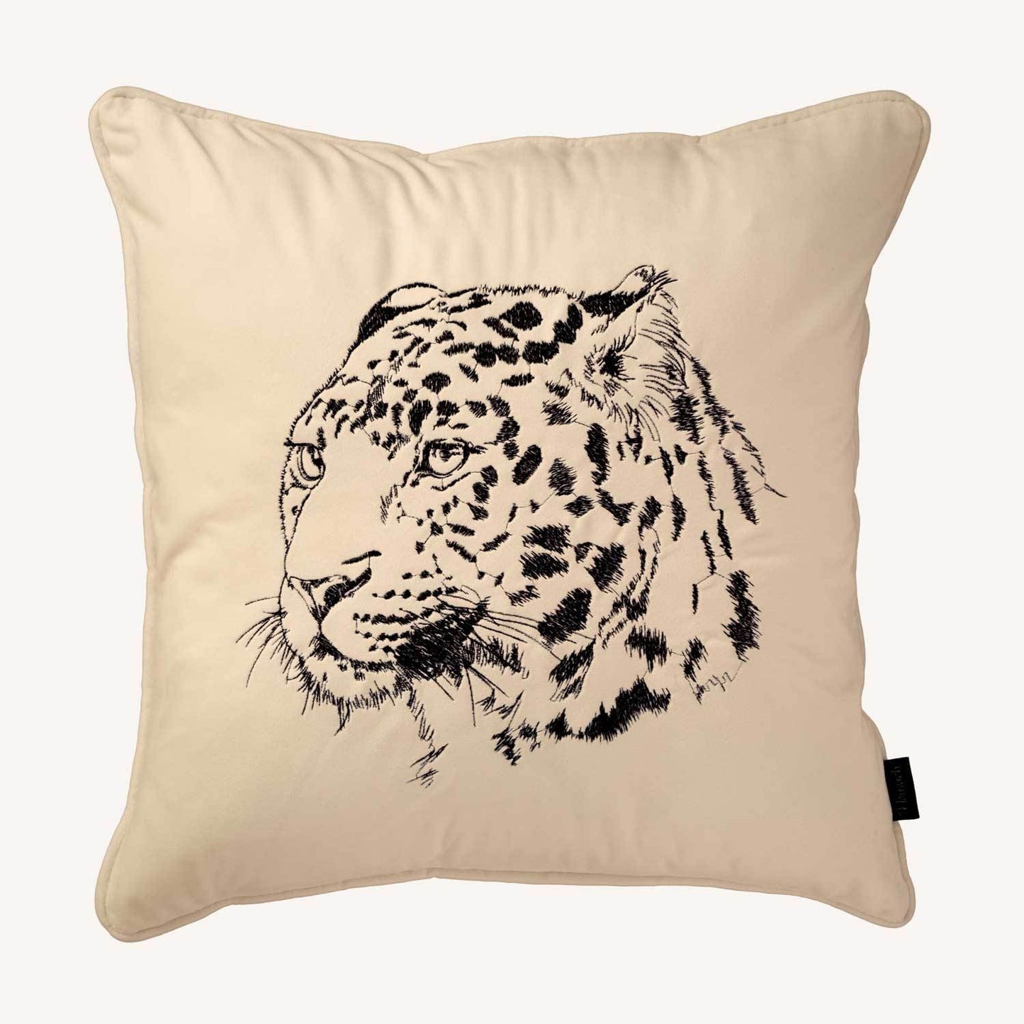 sandfärgat kuddfodral i sammet med motiv på en gepard och storlek 45x45cm