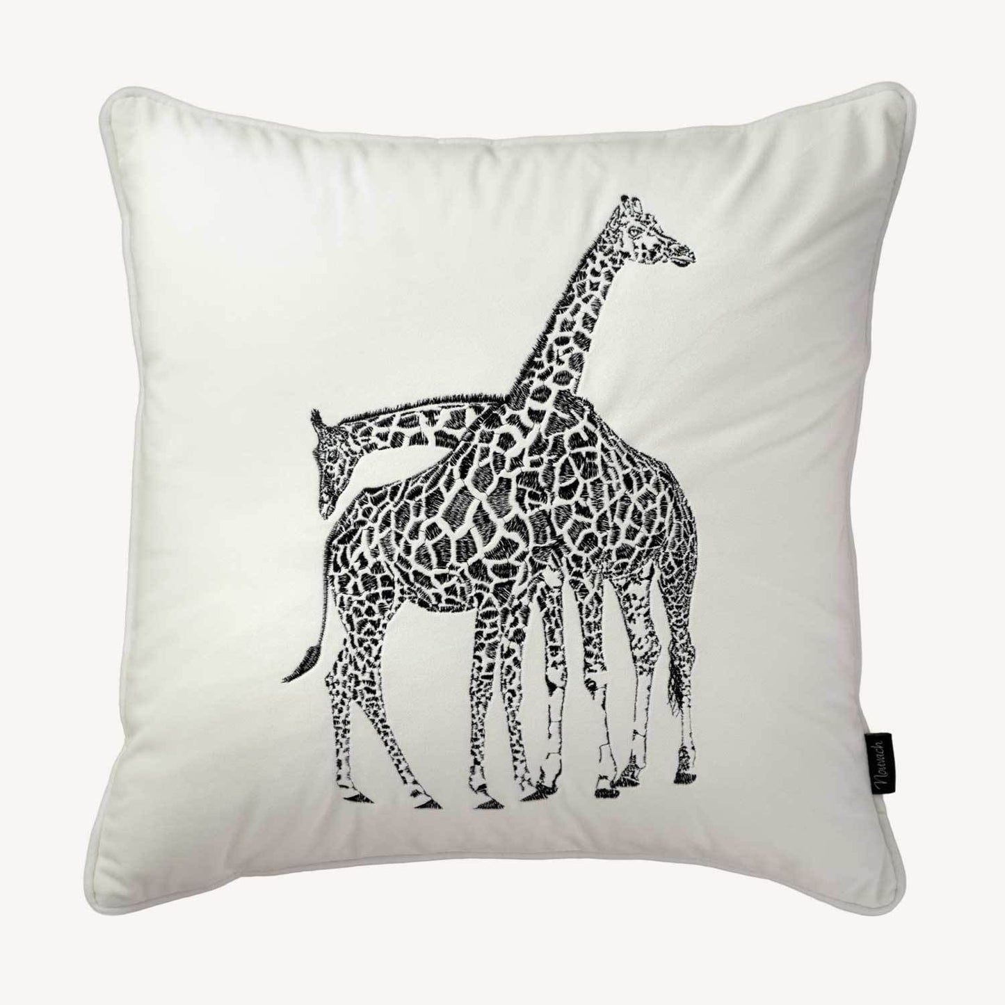vitt kuddfodral i sammet med motiv på en giraff och storlek 45x45cm
