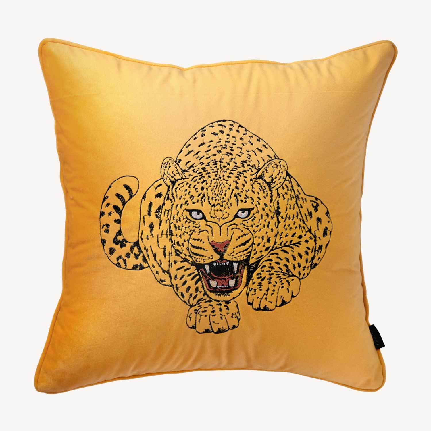 gult kuddfodral i sammet med motiv på en leopard och storlek 45x45cm