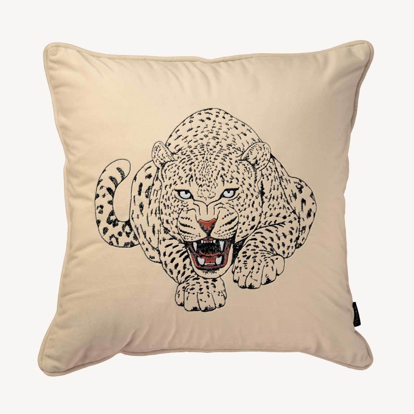 sandfärgat kuddfodral i sammet med motiv på en leopard och storlek 45x45cm