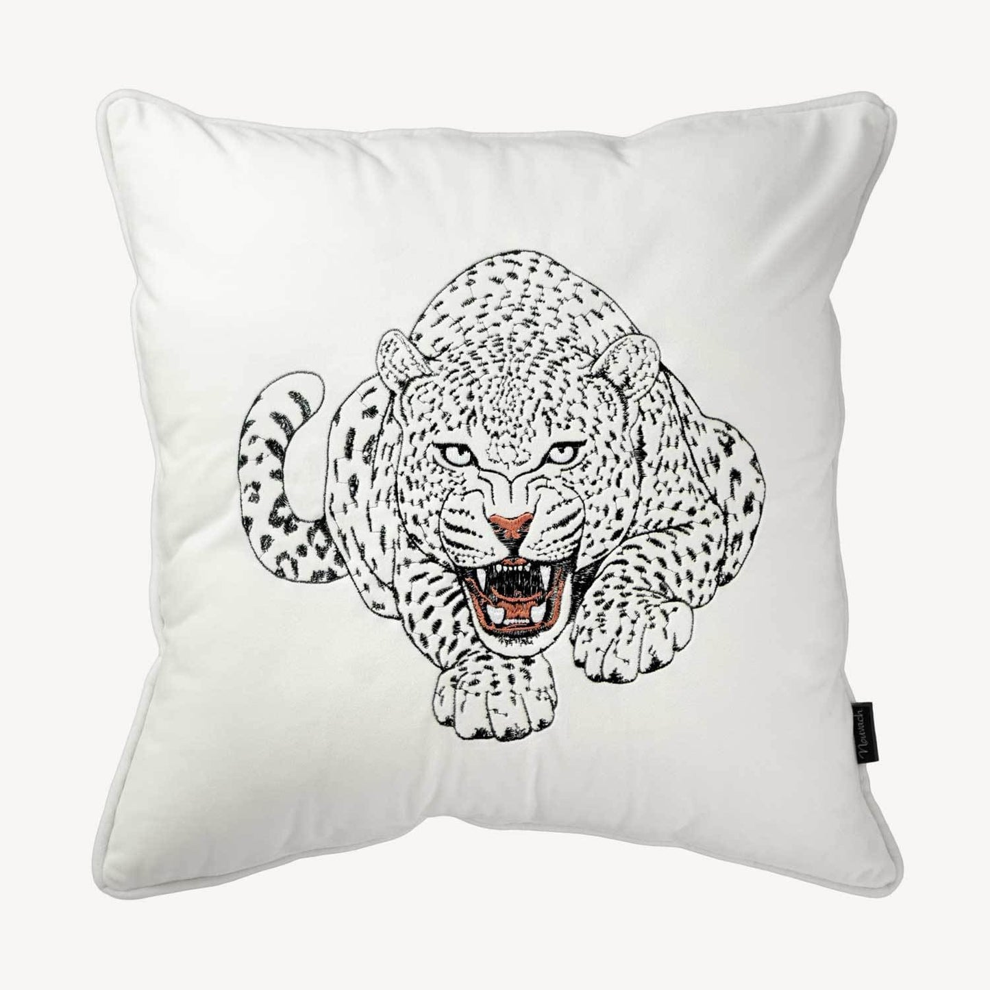 vitt kuddfodral i sammet med motiv på en leopard och storlek 45x45cm