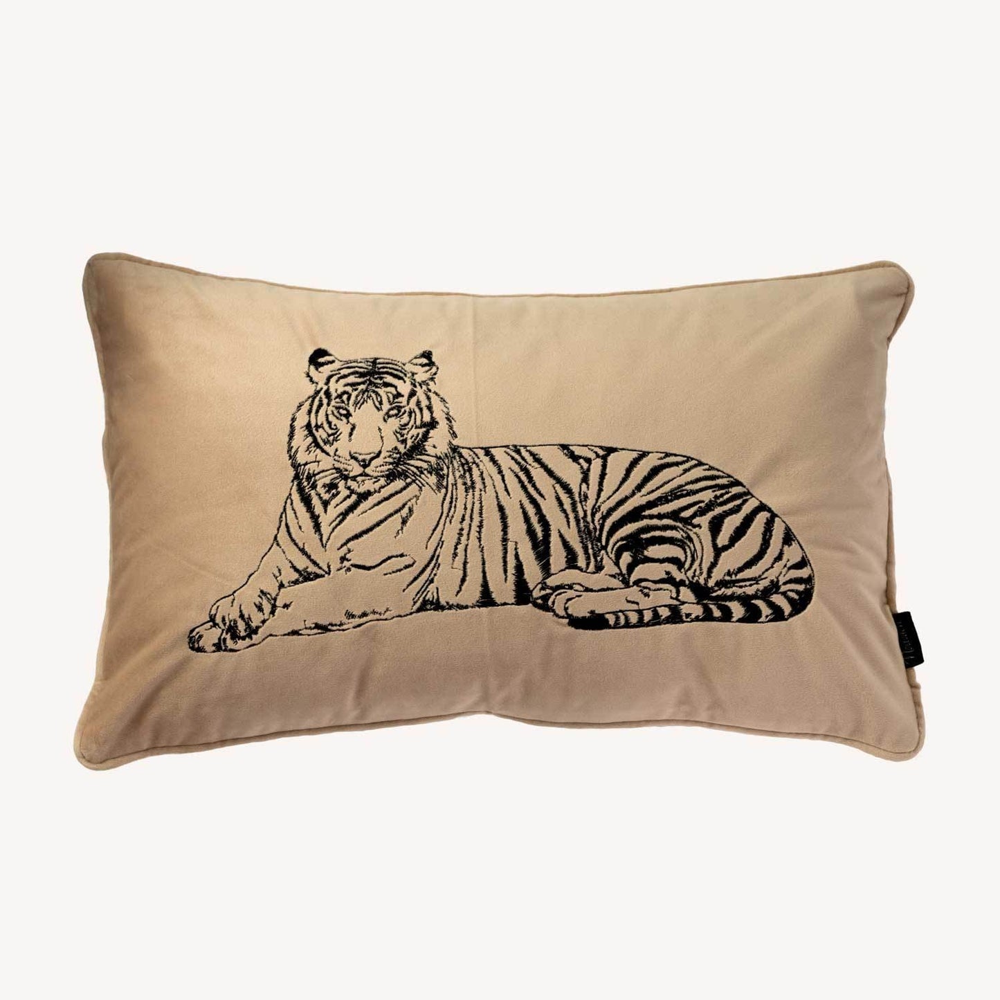 mörk beige kuddfodral i sammet med motiv på en tiger och storlek 30x50cm