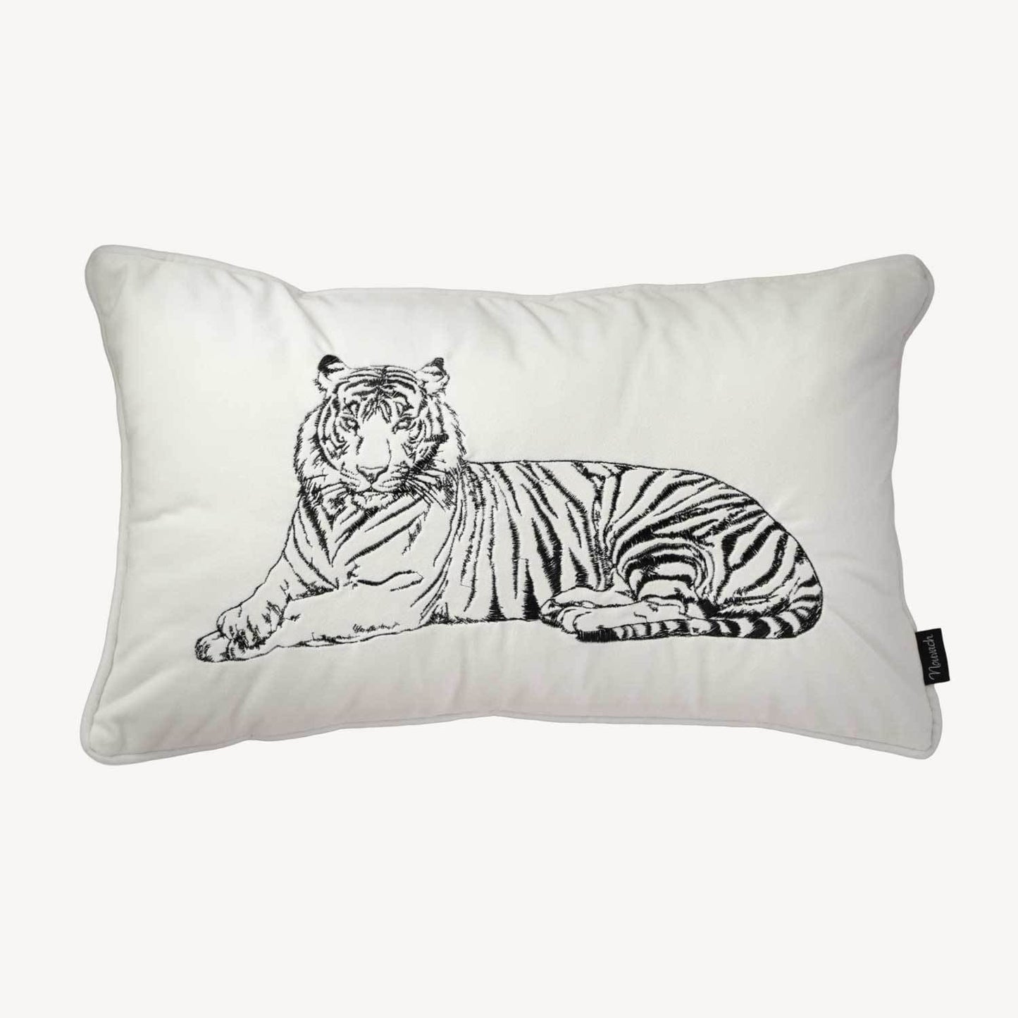 vitt kuddfodral i sammet med motiv på en tiger och storlek 30x50cm