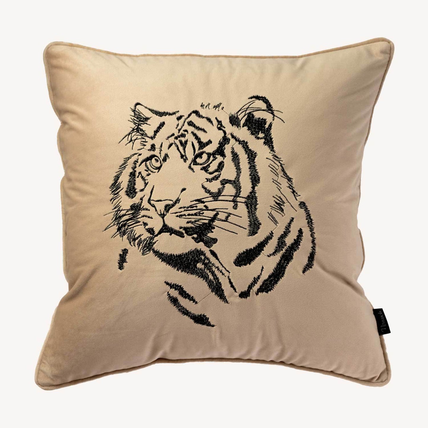 mörk beige kuddfodral i sammet med motiv på en tiger och storlek 30x50cm