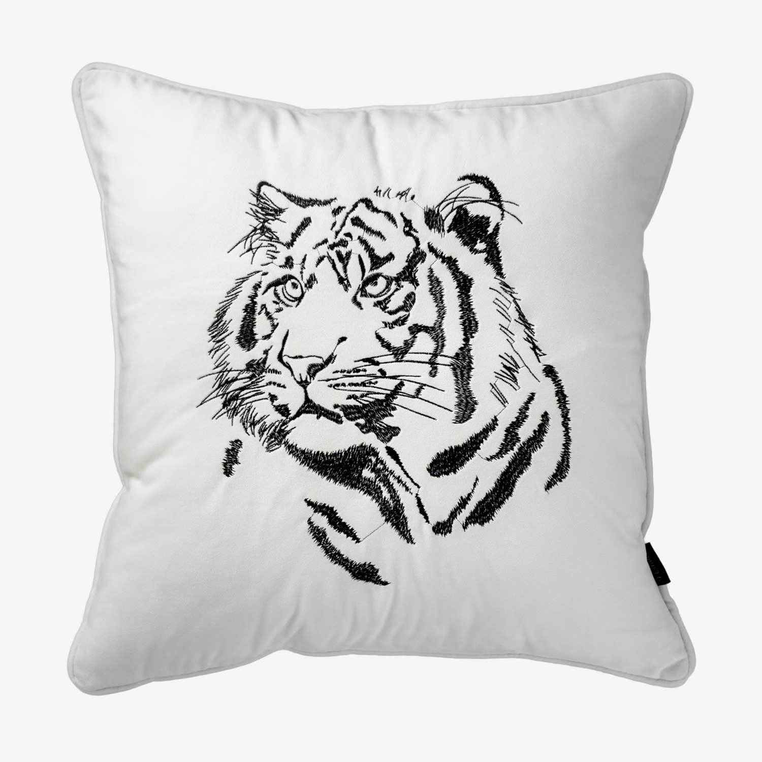 vitt kuddfodral i sammet med motiv på en tiger och storlek 45x45cm