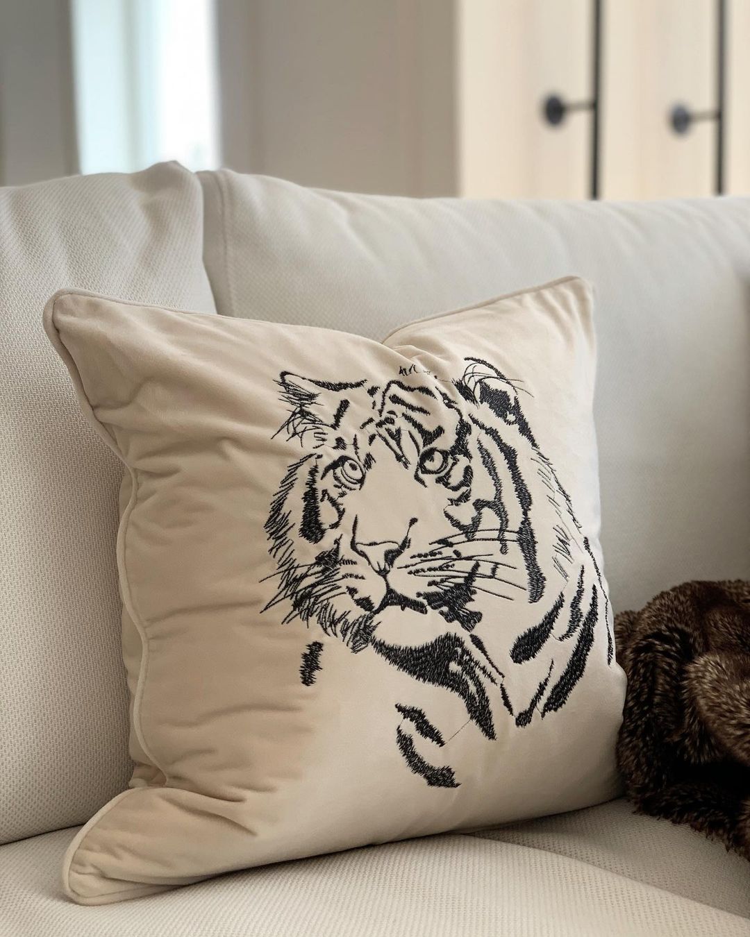 beige kuddfodral med motivet av en tiger