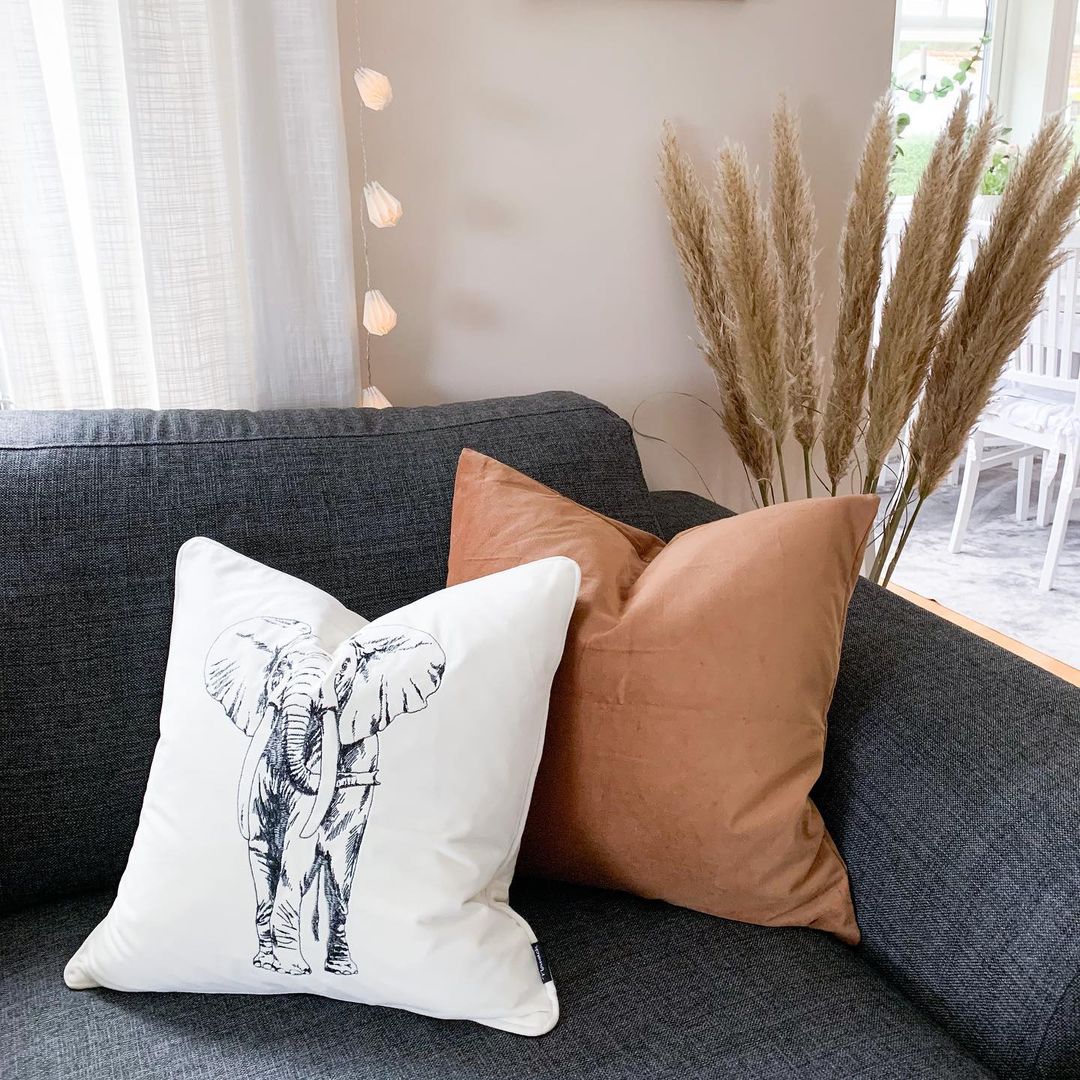 Vit prydnadskudde med elefant motiv broderat på framsidan
