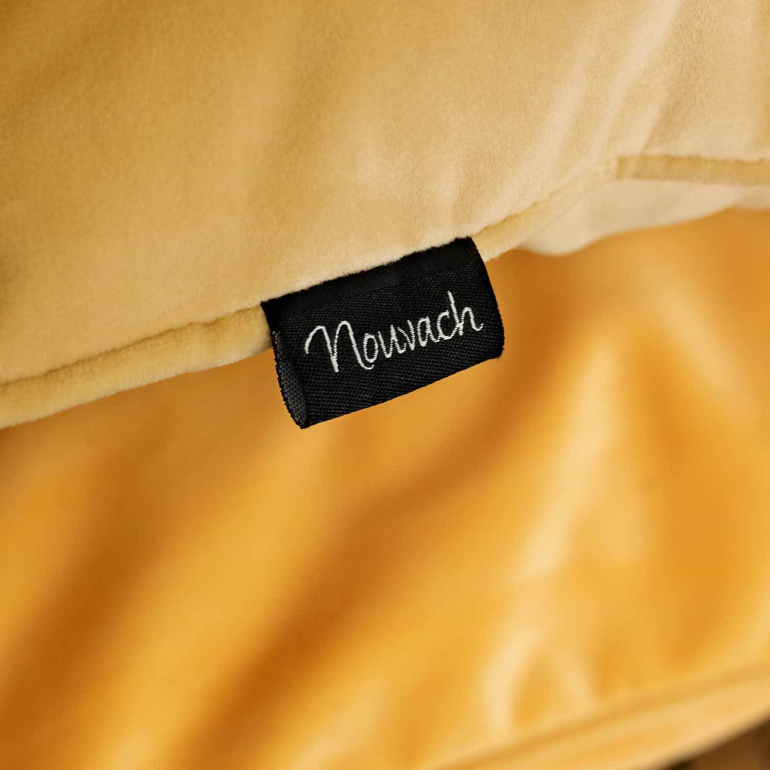 ljus beige kuddfodral i sammet med motiv på en tiger och storlek 30x50cm