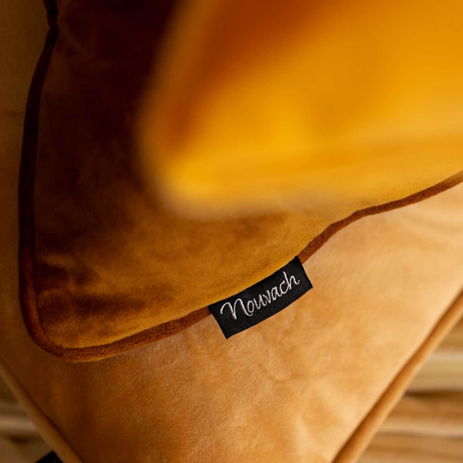 brun kuddfodral i sammet med nouvach logga