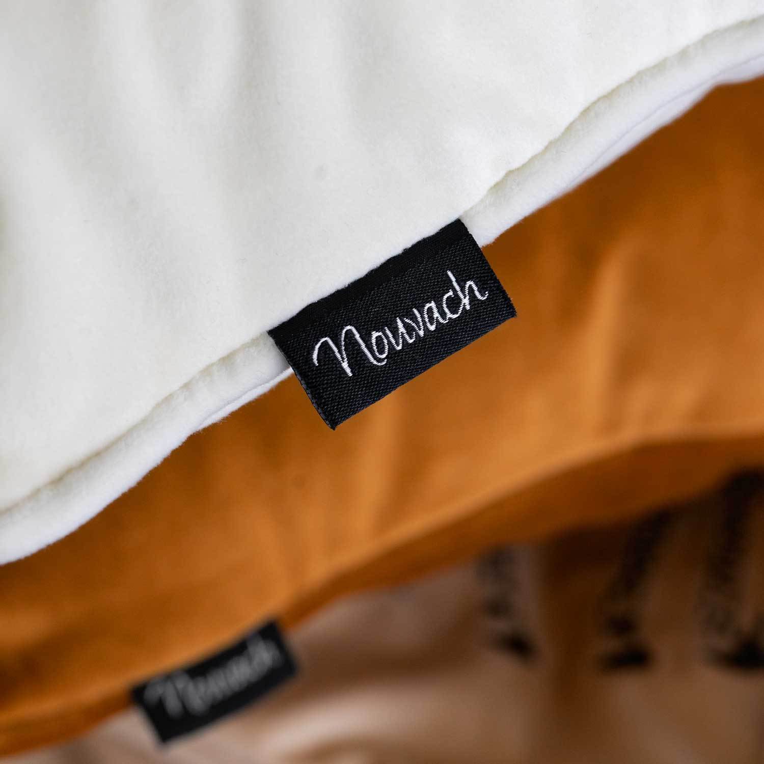 vitt kuddfodral i sammet med motiv på en tiger och storlek 30x50cm 