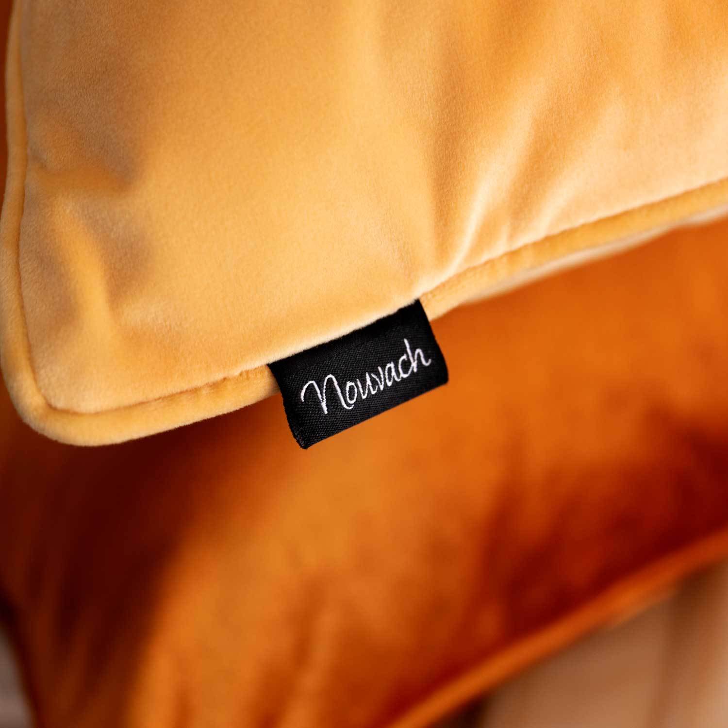 gul kudde i sammet med nouvach logga