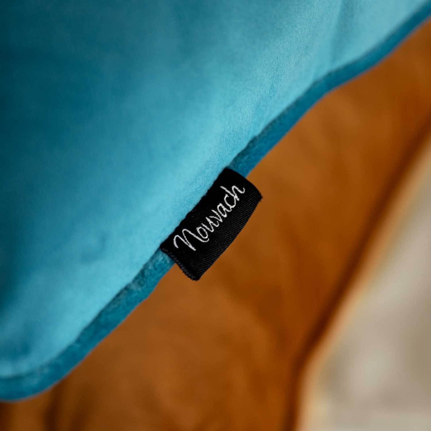 blå kuddfodral i sammet med nouvach logga