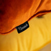 orange kuddfodral i sammet med nouvach logga