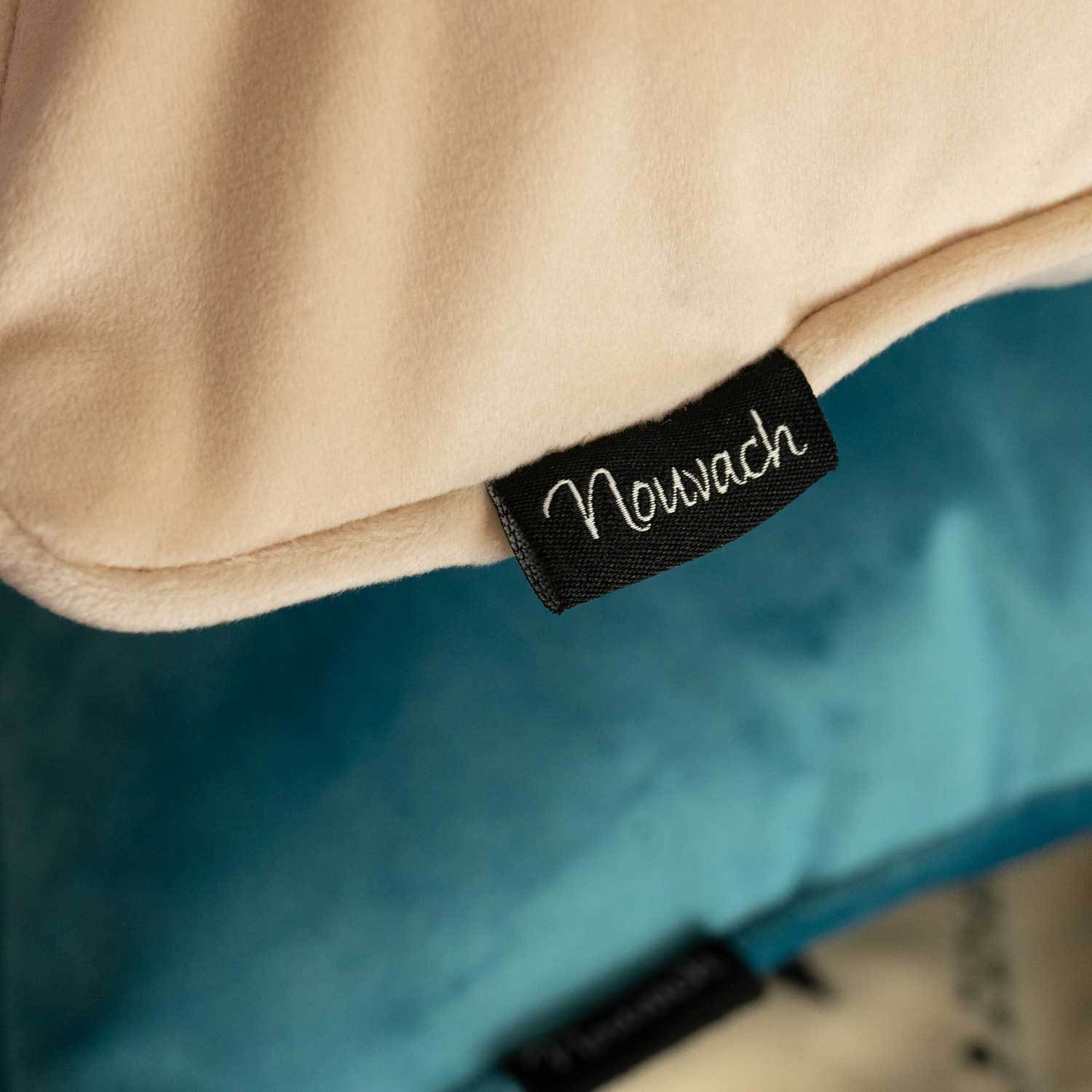 beige kuddfodral i sammet med nouvach logga