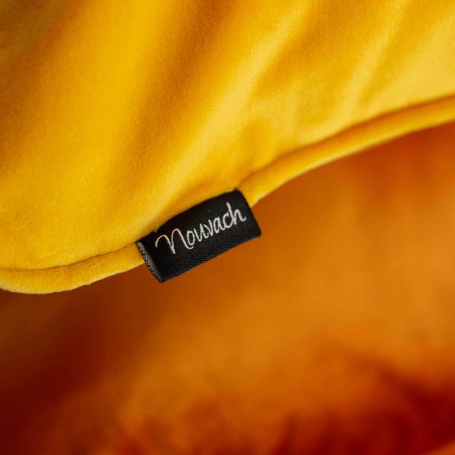 gul kuddfodral i sammet med nouvach logga