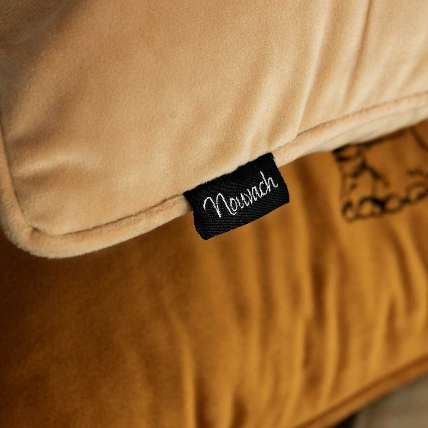 beige kuddfodral i sammet med nouvach logga