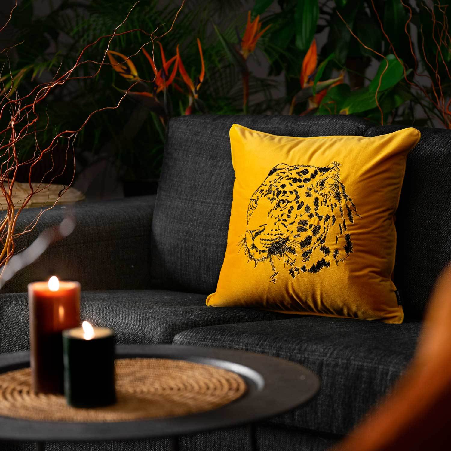 gult kuddfodral i sammet med motiv på en gepard och storlek 45x45cm