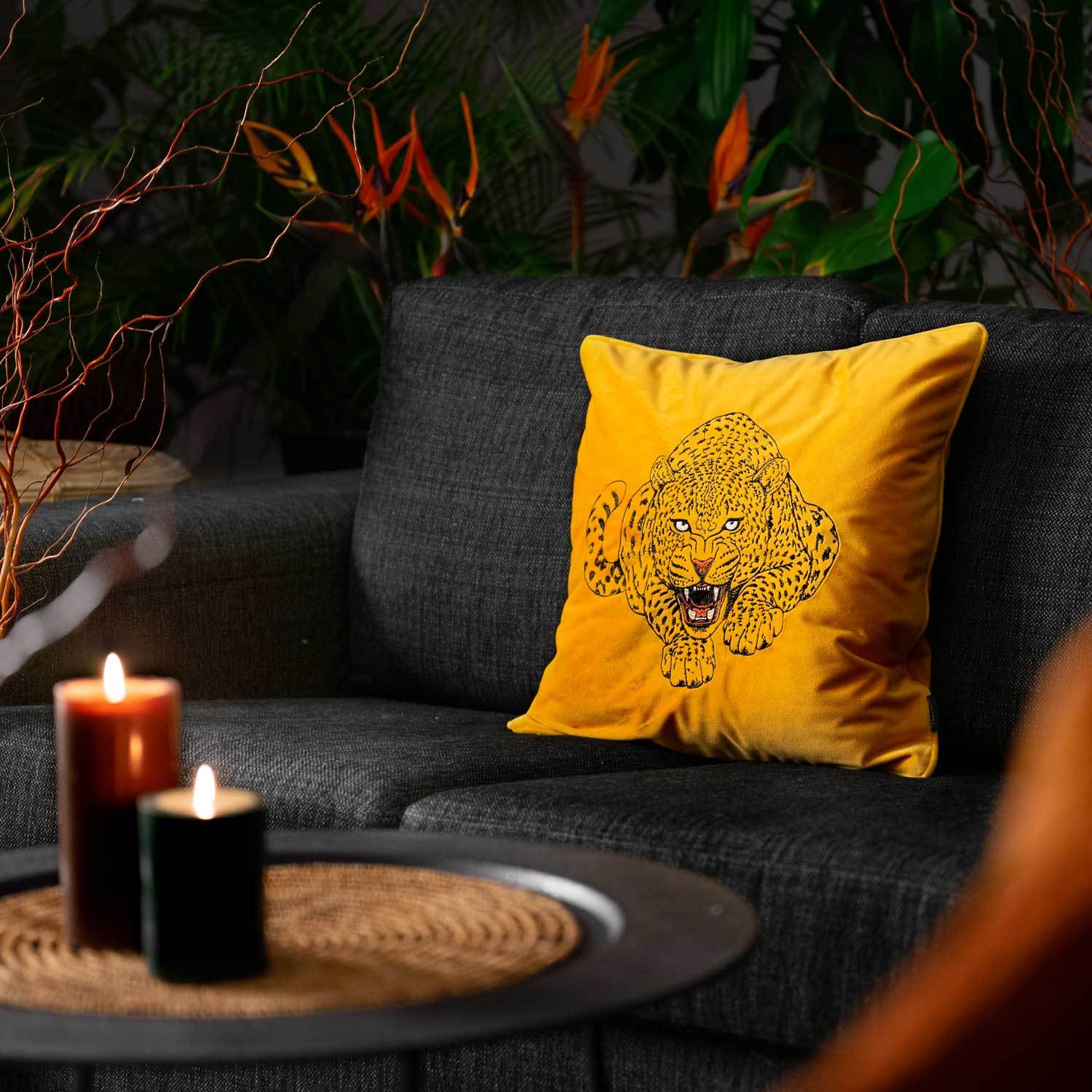 gult kuddfodral i sammet med motiv på en leopard och storlek 45x45cm