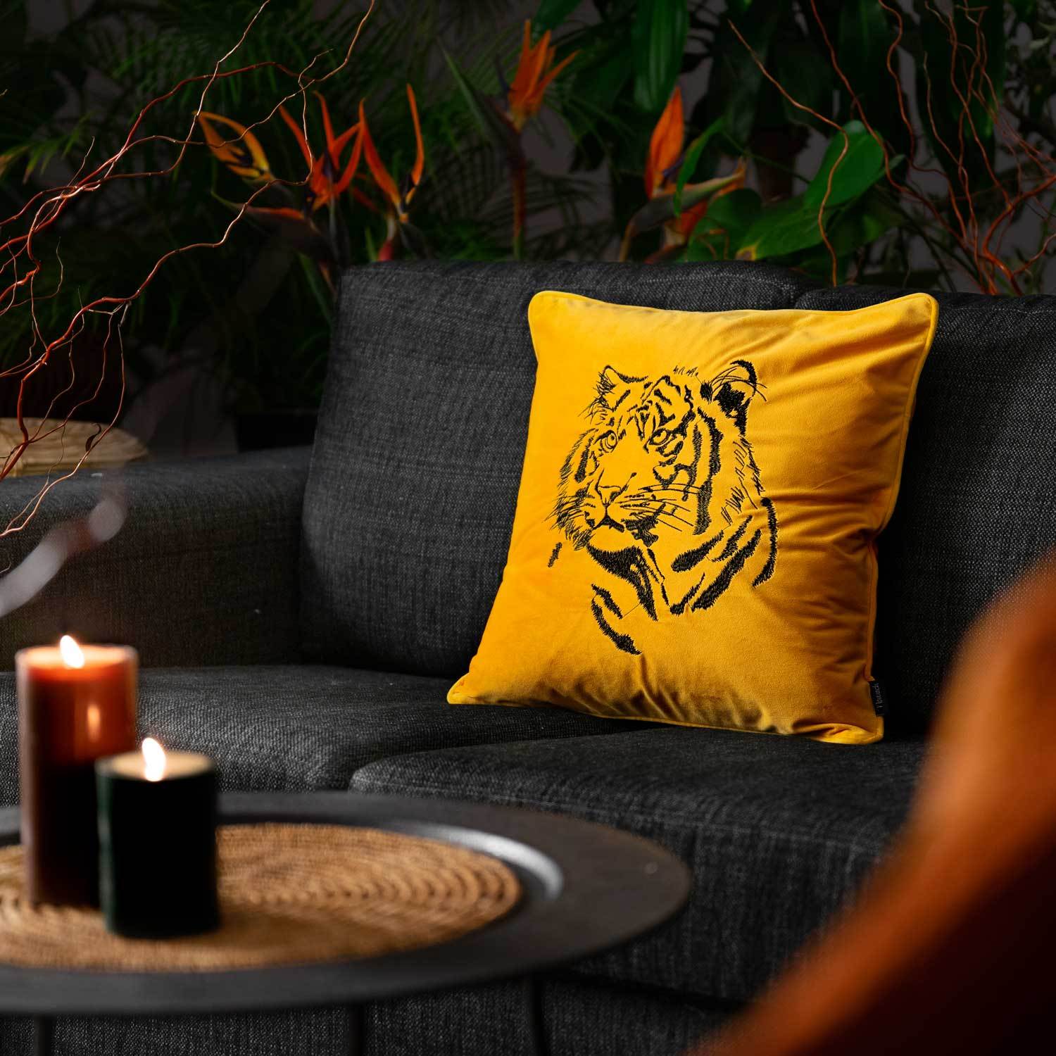 gult kuddfodral i sammet med motiv på en tiger och storlek 45x45cm