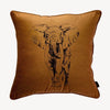 brunt kuddfodral i sammet med motiv på en elefant och storlek 45x45cm