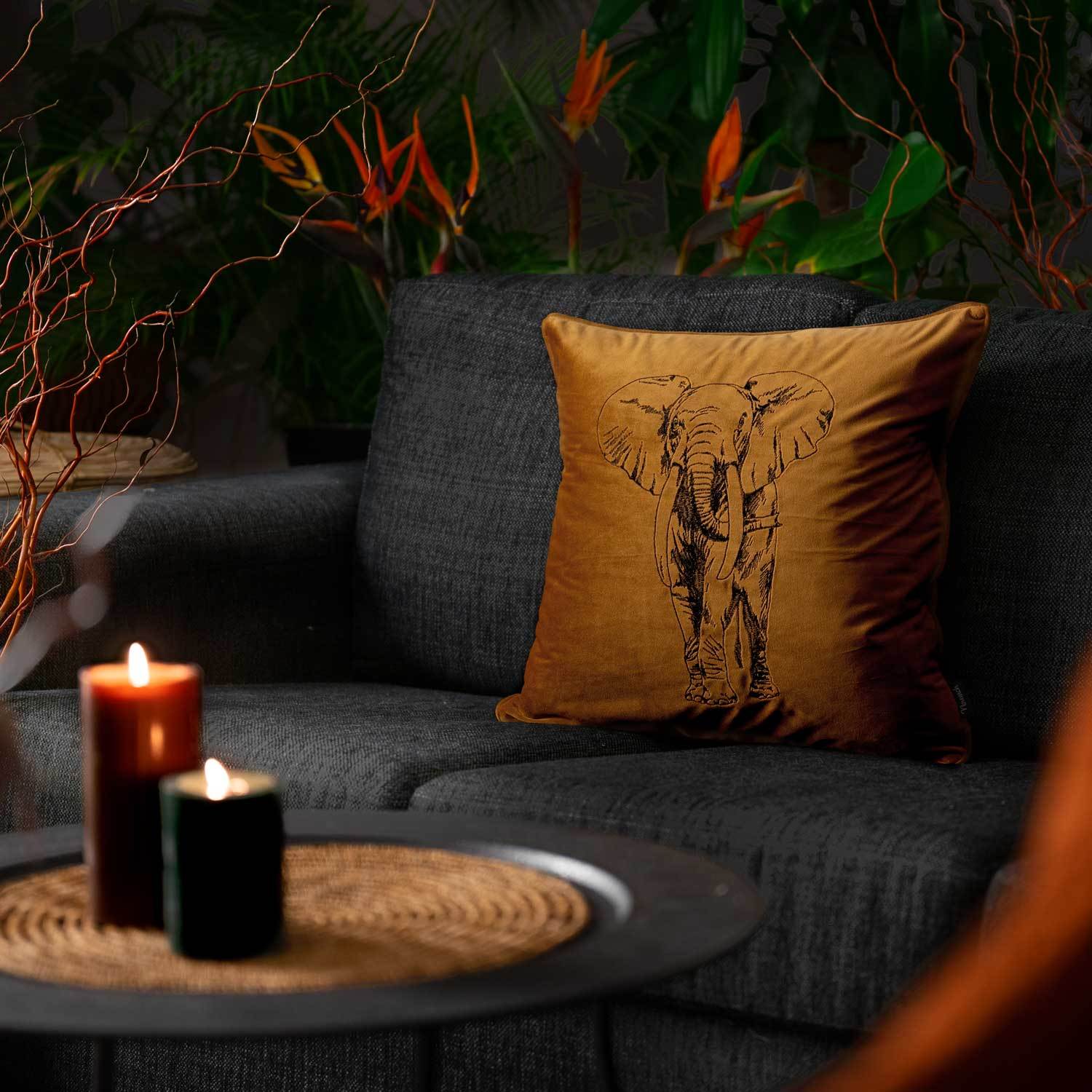 brunt kuddfodral i sammet med motiv på en elefant och storlek 45x45cm