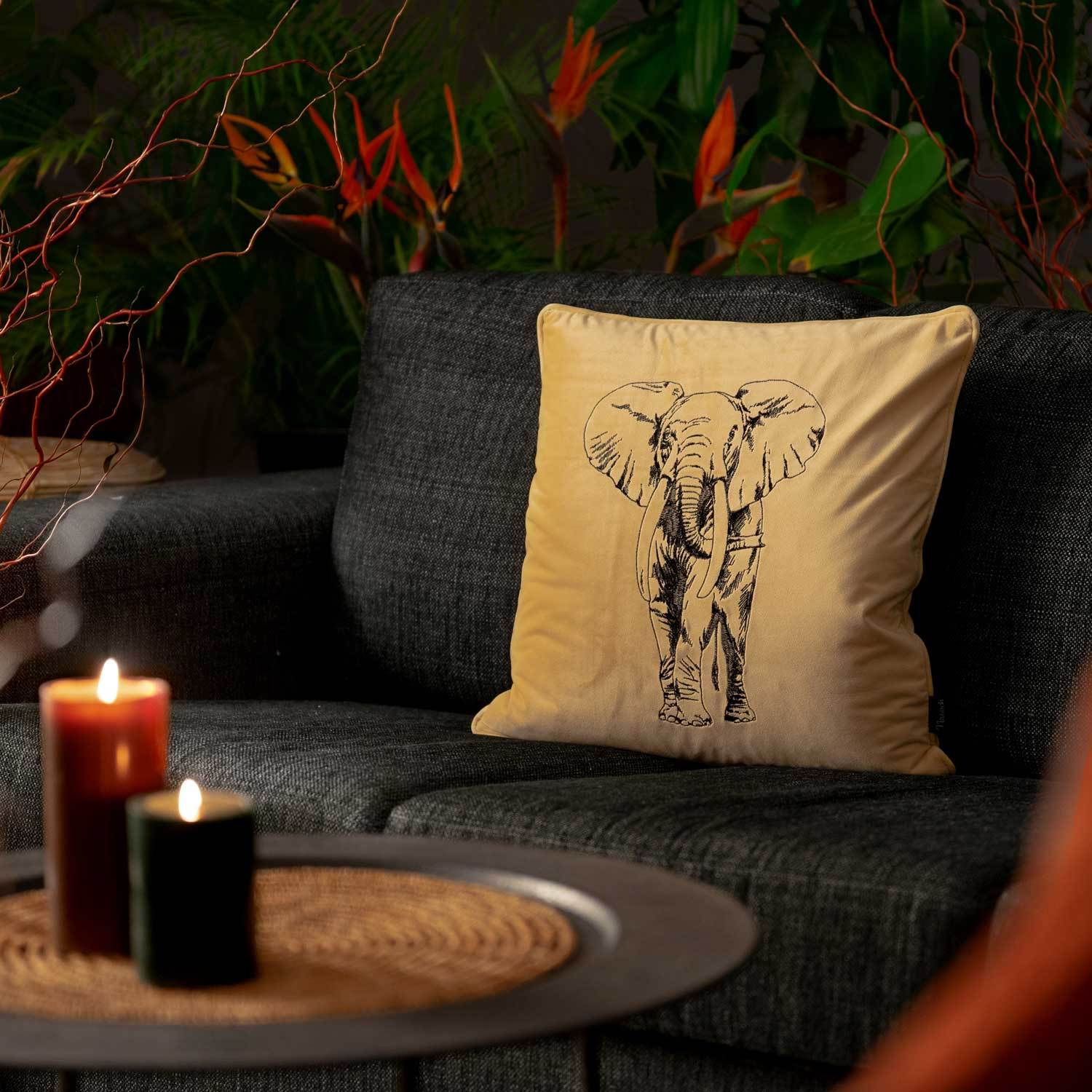 ljus beige kuddfodral i sammet med motiv på en elefant och storlek 45x45cm