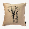 mörk beige kuddfodral i sammet med motiv på en elefant och storlek 45x45cm