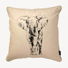 sandfärgat kuddfodral i sammet med motiv på en elefant och storlek 45x45cm