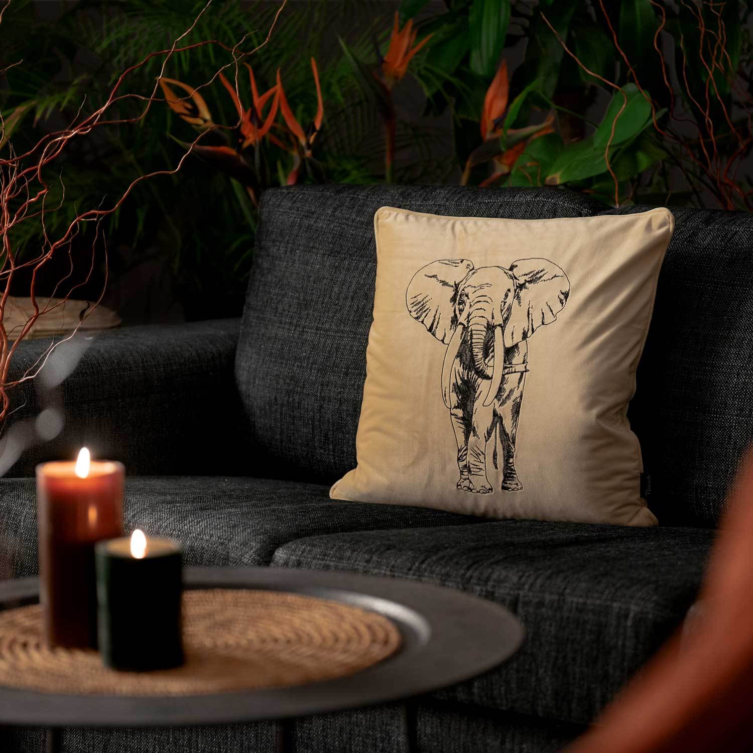 sandfärgat kuddfodral i sammet med motiv på en elefant och storlek 45x45cm