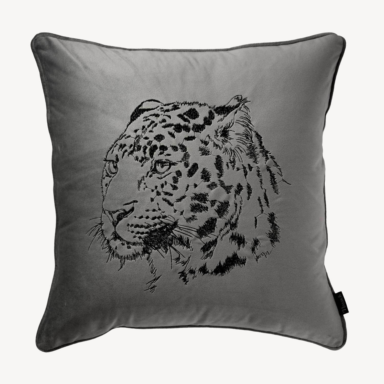 grått kuddfodral i sammet med motiv på en gepard och storlek 45x45cm