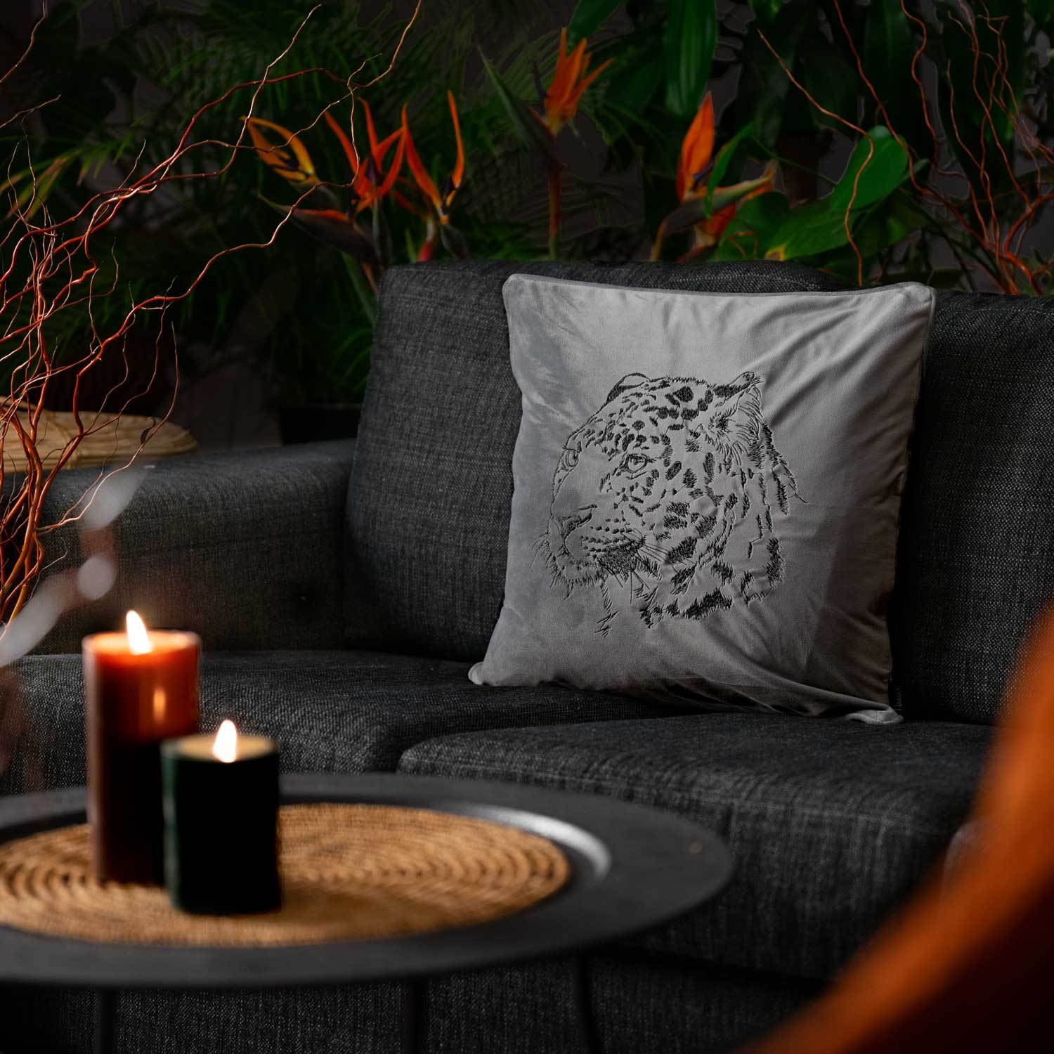 grått kuddfodral i sammet med motiv på en gepard och storlek 45x45cm