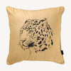 ljus beige kuddfodral i sammet med motiv på en gepard och storlek 45x45cm