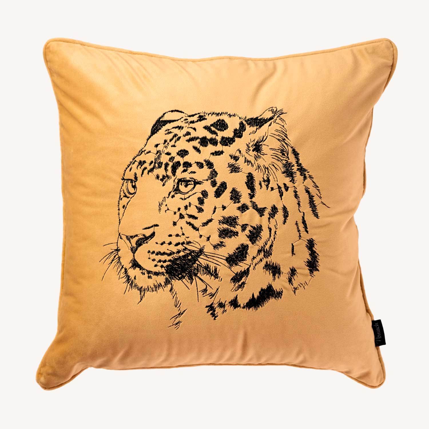 ljus gult kuddfodral i sammet med motiv på en gepard och storlek 45x45cm