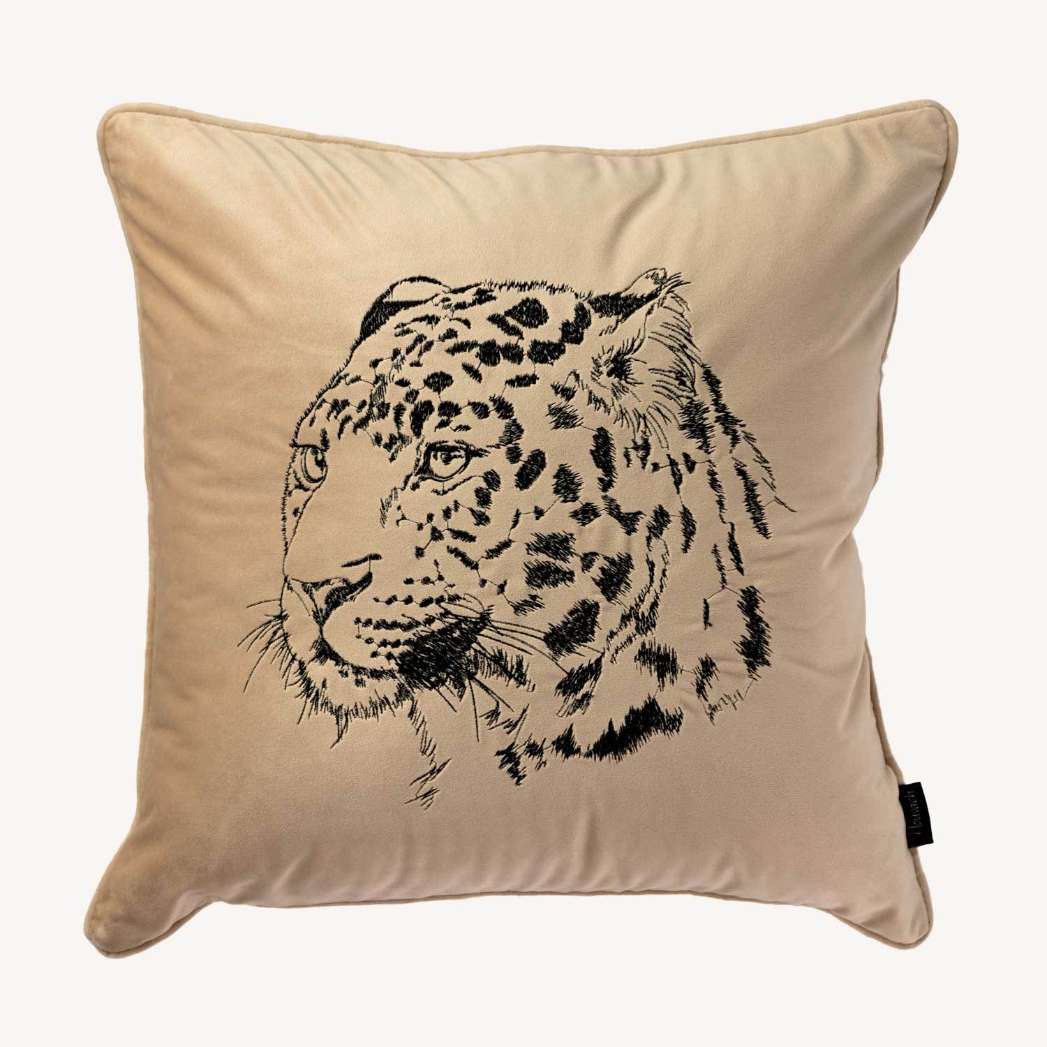 mörk beige kuddfodral i sammet med motiv på en gepard och storlek 45x45cm