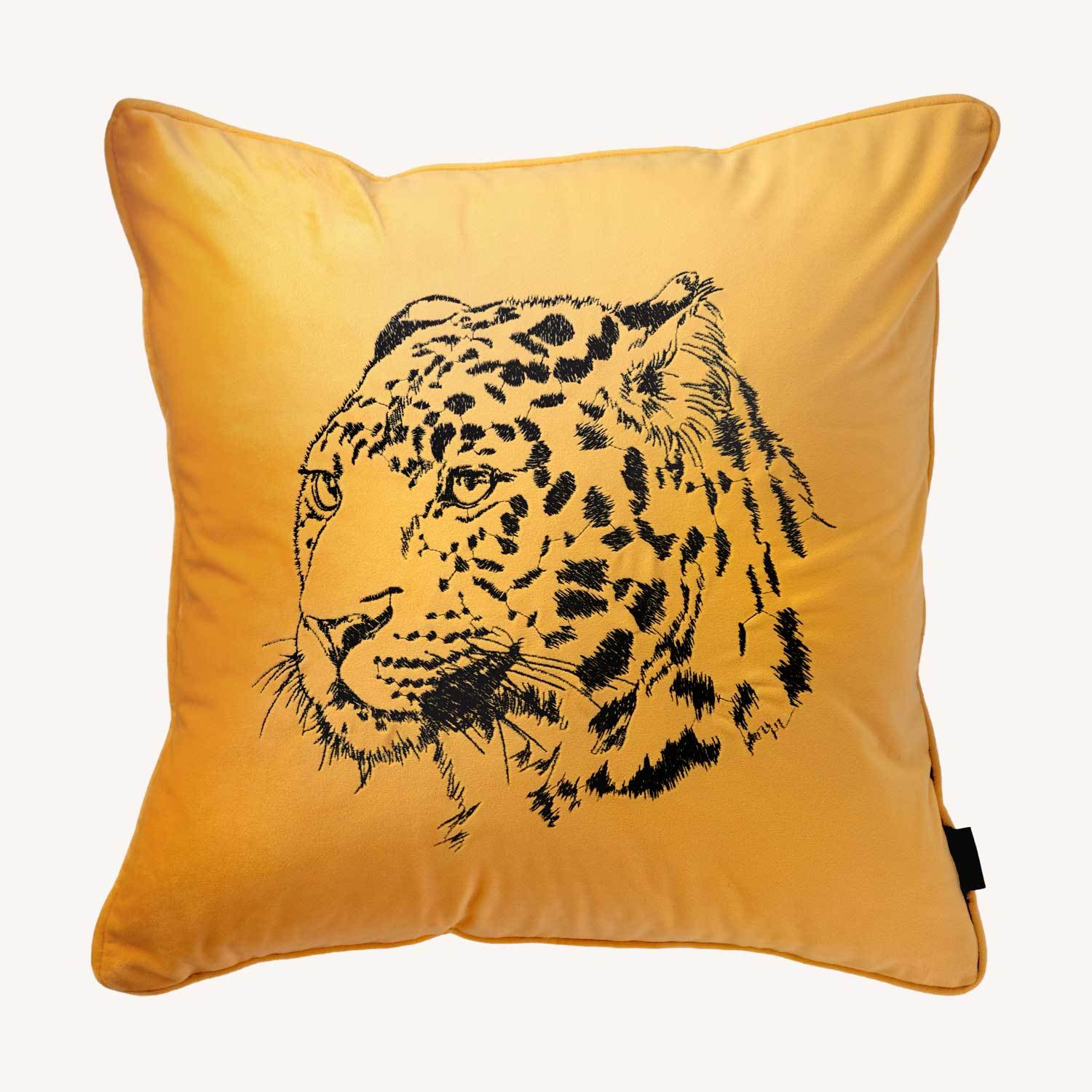 gult kuddfodral i sammet med motiv på en gepard och storlek 45x45cm