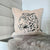 sandfärgat kuddfodral i sammet med motiv på en gepard och storlek 45x45cm