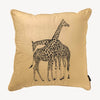 ljus beige kuddfodral i sammet med motiv på en giraff och storlek 45x45cm 