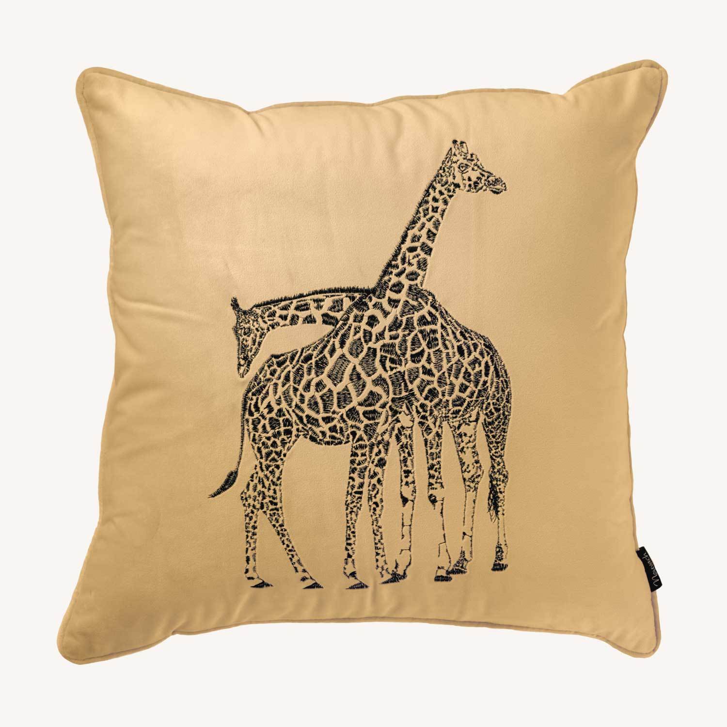 ljus beige kuddfodral i sammet med motiv på en giraff och storlek 45x45cm 