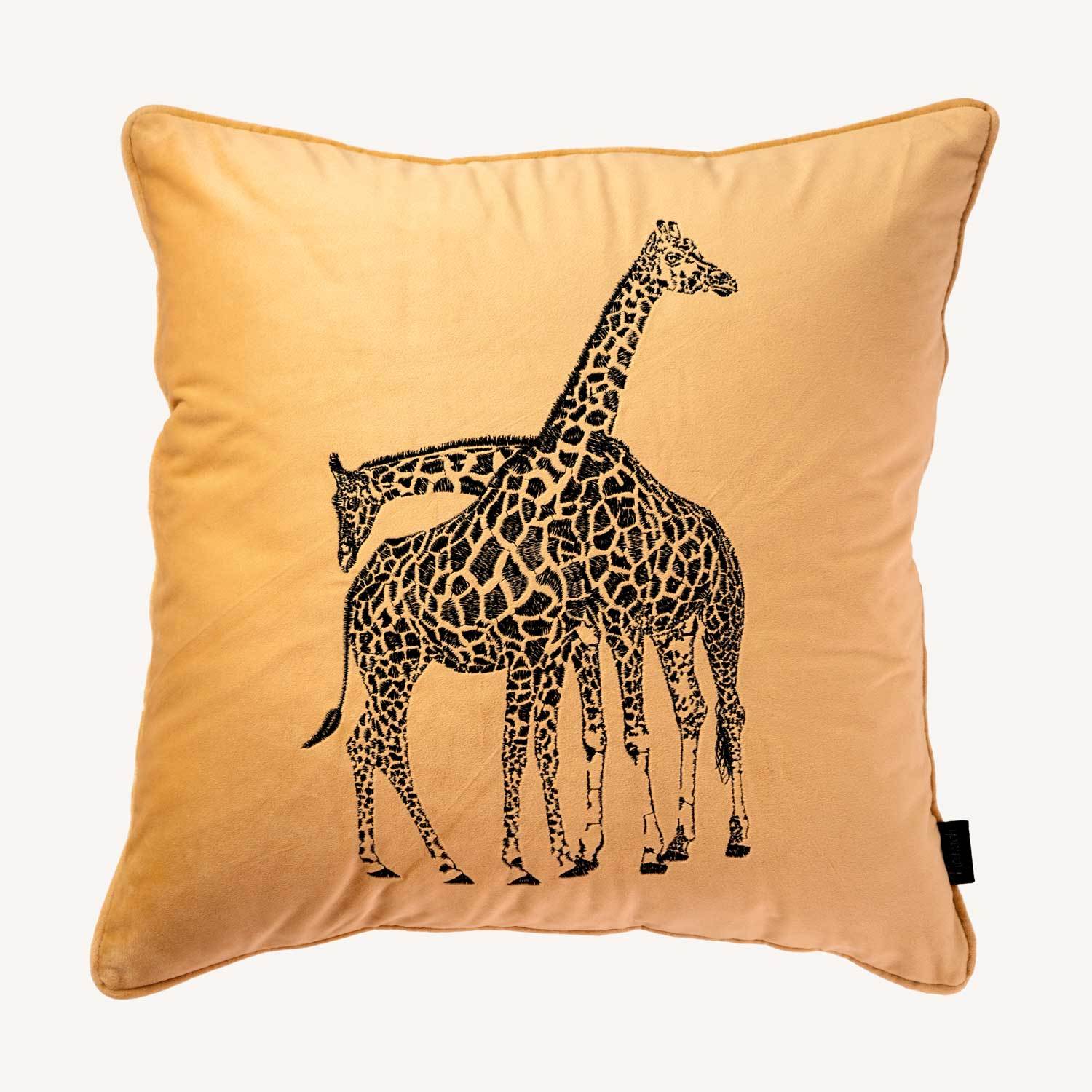 ljus gult kuddfodral i sammet med motiv på en giraff och storlek 45x45cm