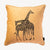 ljus gult kuddfodral i sammet med motiv på en giraff och storlek 45x45cm