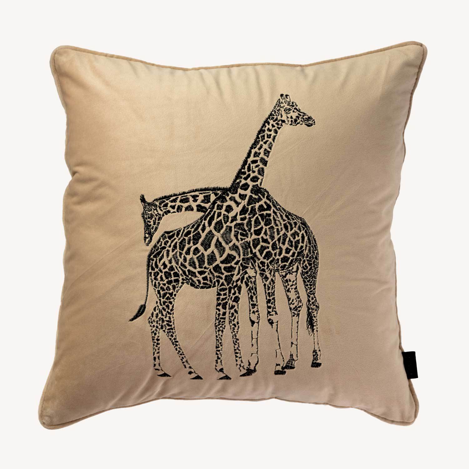 mörk beige kuddfodral i sammet med motiv på en giraff och storlek 45x45cm