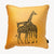 gult kuddfodral i sammet med motiv på en giraff och storlek 45x45cm