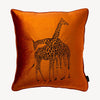 rostrött kuddfodral i sammet med motiv på en giraff och storlek 45x45cm