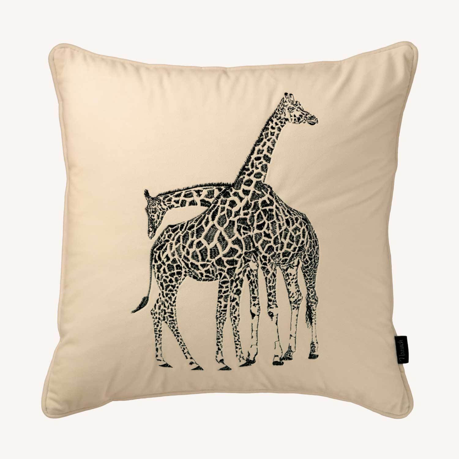 sandfärgat kuddfodral i sammet med motiv på en giraff och storlek 45x45cm