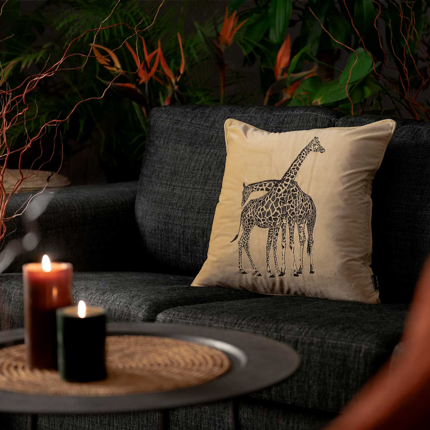 sandfärgat kuddfodral i sammet med motiv på en giraff och storlek 45x45cm