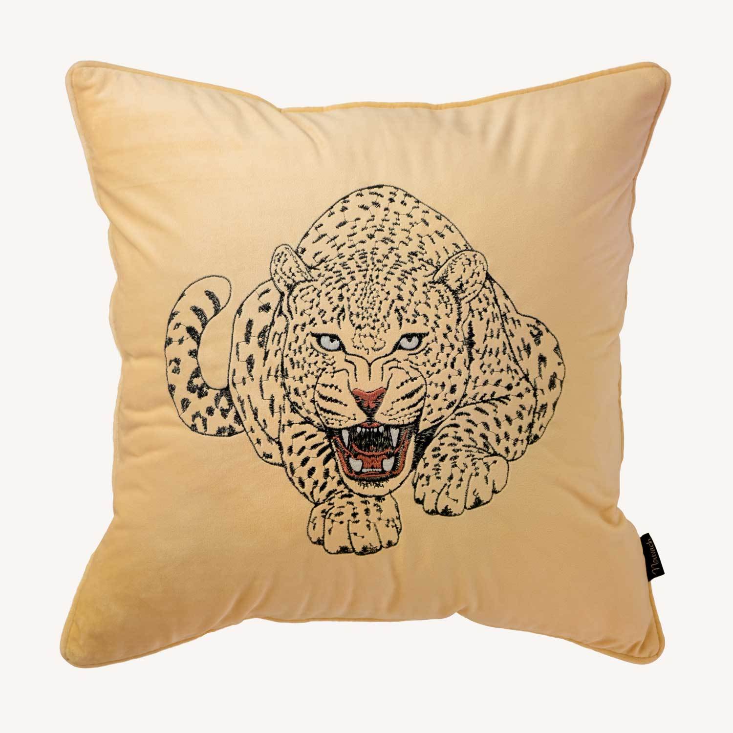 ljus beige kuddfodral i sammet med motiv på en leopard och storlek 45x45cm