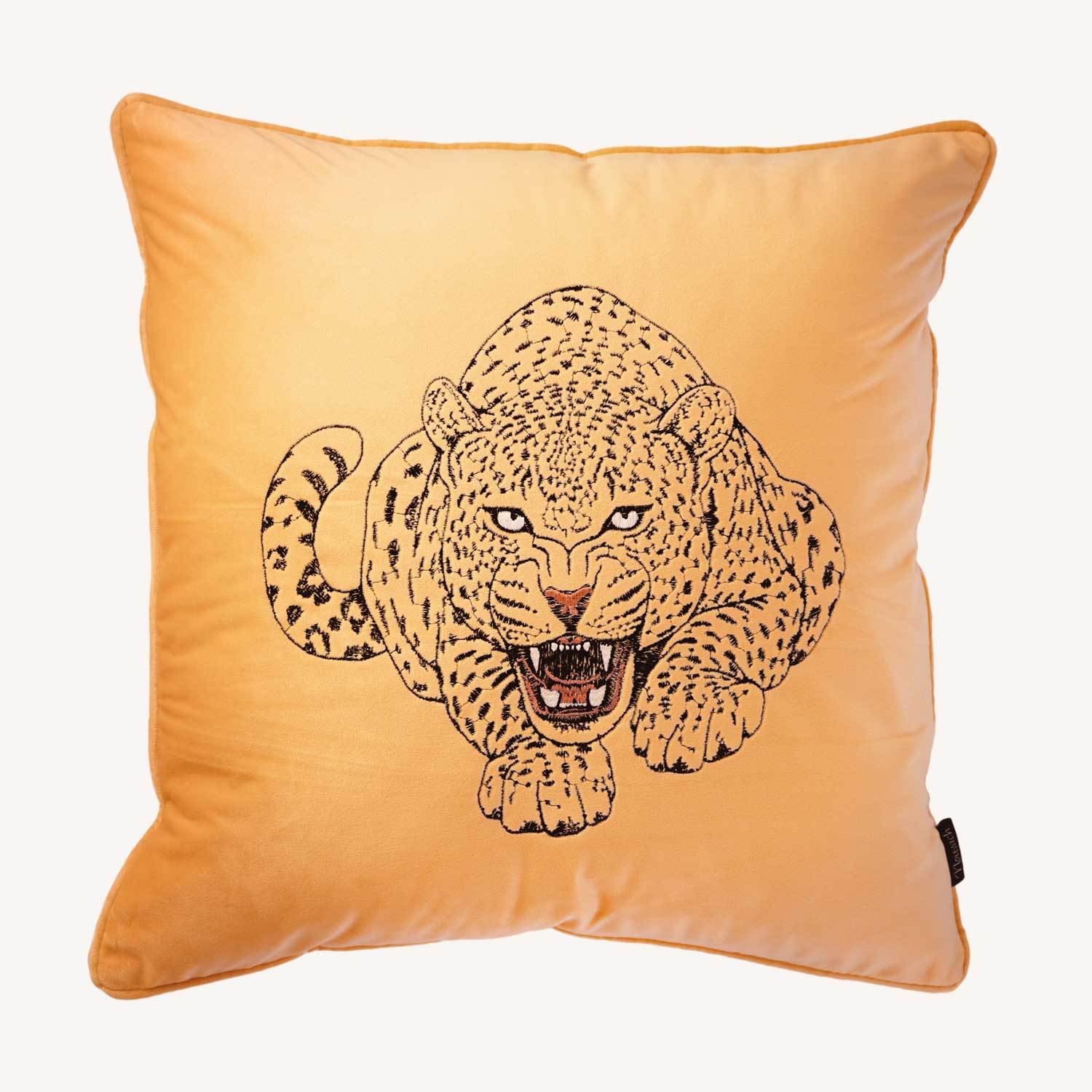 ljus gult kuddfodral i sammet med motiv på en leopard och storlek 45x45cm